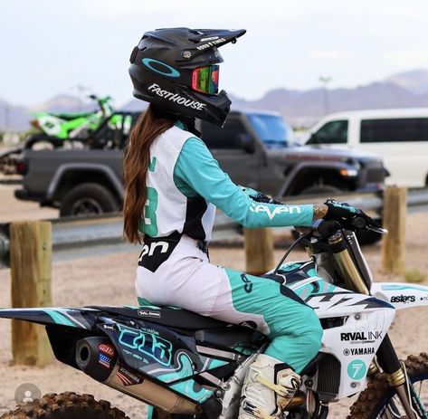 Motocross Women Outfit, Dirtbike Gear Womens, Motorcross Girls Dirt Bikes, Dirt Bike Outfits Woman, Supercross Outfit Women, Dirt Bike Outfits, Supercross Outfit, Womens Dirt Bike Gear, Pink Dirt Bike