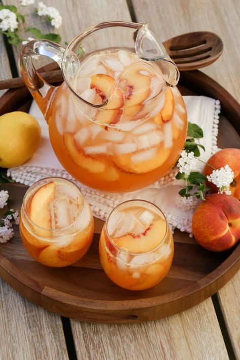 vodka lemonade recipe in pitcher and glasses Vodka Peach Schnapps Lemonade, Spiked Peach Lemonade, Peach Vodka Drinks, Spiked Lemonade Recipe, Peach Sangria Recipe, Spiked Lemonade, Peach Vodka, Peach Cocktail, Lifestyle Editorial