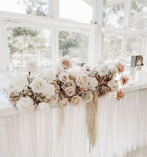 Neutral Wedding Inspiration, Bridal Table, Brown Wedding, Boho Wedding Decorations, Neutral Wedding, Flower Centerpieces Wedding, Sitting Pretty, Champagne Wedding, Wedding Table Settings