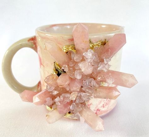 Crystal Mug, Resin Geodes, Clay Decor, Crystal Dishes, Big Coffee, Witchy Things, Personalized Coasters, Amethyst Geode, Marble Effect