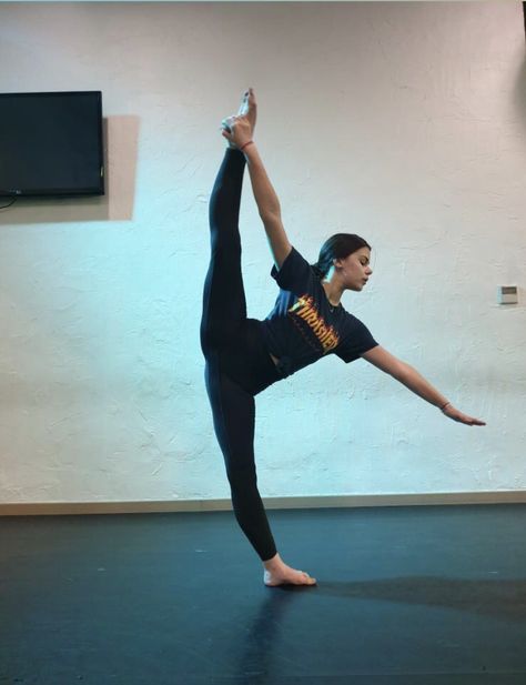 Dance Workout Aesthetic, Acro Dance Aesthetic, Contemporary Dance Photography, Dancer Aesthetic, Dance Class Outfit, Ballerina Workout, Dance Motivation, Dance Major, Yoga Poses For Two