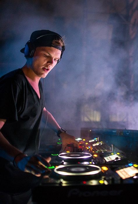 Avicii Dj Lifestyle, Dj Festival, Motogp Rossi, Tim Bergling, Dj Photo, Dj Photos, Edm Rave, Photography Club, Edm Music