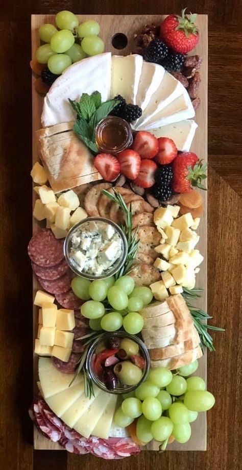 Labeling Charcuterie Board, Charcuterie Board Meats, Decorações Com Comidas, Food Buffet, Party Food Buffet, Charcuterie Inspiration, Charcuterie Platter, Food Appetizers, Party Food Platters