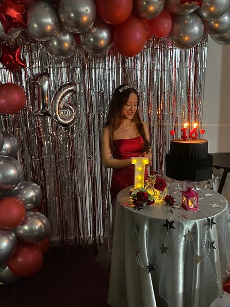 Wine Red Party Decorations, Red Theme Decorations, 16 Birthday Party Ideas Red, Red Birthday Decoration Ideas, Red And Silver Party Decor, Birthday Party 22 Years, Red 18th Birthday Party, Sweet 16 Red Theme, Red Theme Birthday Party Decor