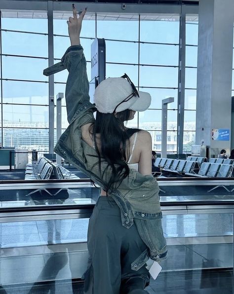 Airport Outfit Korean, Airport Pictures, Korean Photo, Queen Outfit, 사진 촬영 포즈, Best Photo Poses, Instagram Pose, Couple Photography Poses, 인물 사진