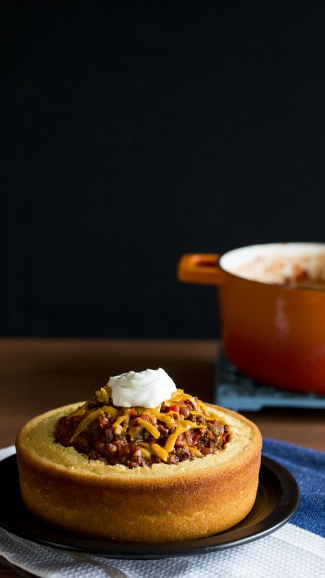 Chili Bowl Recipe, Cornbread Bowl, Chilli Bowl, Cornbread Chili, Savory Cornbread, How To Cook Chili, Batch Recipes, Recipes Meat, Chili And Cornbread