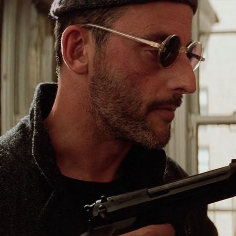 Jean Reno - Léon Leon The Professional Aesthetic, Jean Reno Leon, Leon And Matilda, Leon Killer, The Professional Leon, Jean Reno Natalie Portman, Leon Aesthetic, Leon Movie, Danny Aiello