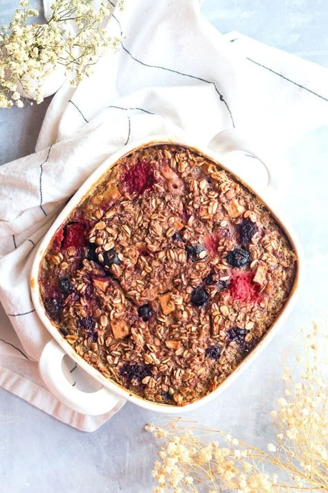 Healthy Berry Oatmeal Protein Bake {GF, Low Cal} - Skinny Fitalicious® Oatmeal With Berries, Recipes For 4th Of July, Berry Baked Oatmeal, Vegan Baked Oatmeal, Berry Oatmeal, Healthy Tasty Recipes, No Bake Oatmeal Bars, Oatmeal With Fruit, Protein Baking