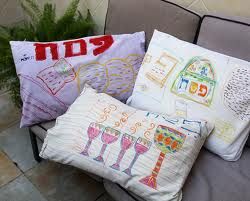 http://www.creativejewishmom.com/2011/04/passover-kids-craft-decorate-pillowcases-for-the-seder.html Pesach Crafts, Kindergarten Sunday School, Passover Activities, Passover Crafts, Jewish Crafts, Kids Pillow Cases, Yom Kippur, Sukkot, Do It Yourself Crafts