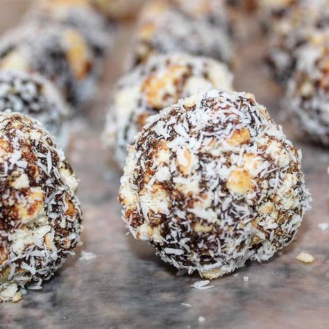 Tasty Date and Biscuit Balls Date Balls Recipe With Marie Biscuits, Date Biscuits, Date Paste, Energy Balls Healthy, Date Balls, Coconut Biscuits, Indulgent Food, Tea Biscuits, Kinds Of Desserts