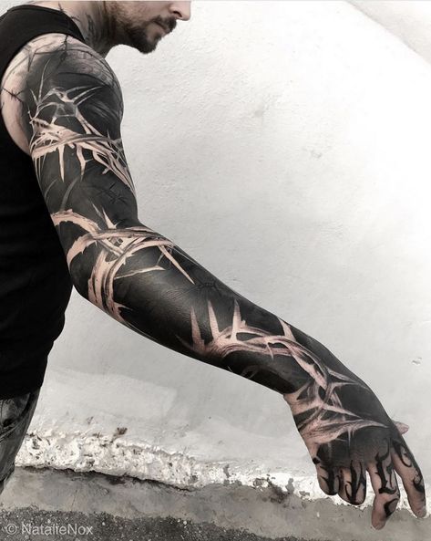 Black Out Tattoo, Voll Arm-tattoos, Black Sleeve Tattoo, Thorn Tattoo, Tattoo Band, Blackout Tattoo, Full Arm Tattoos, Muster Tattoos, Tattoo Cover Up