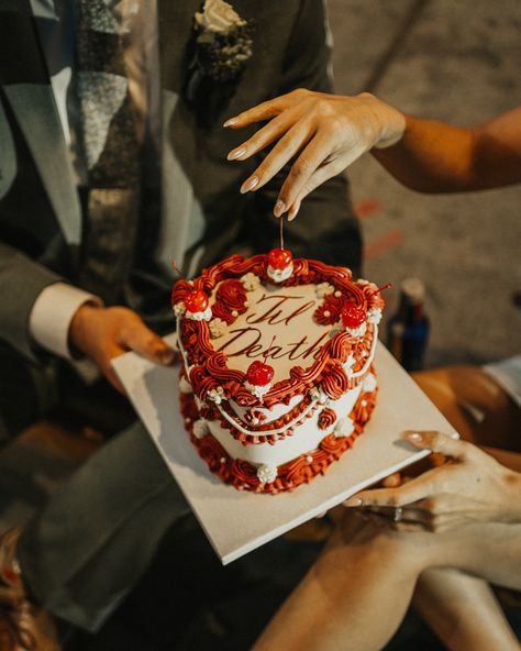 Vegas elopements are the best when you include the city and the desert! Las Vegas Elopement Photographer + Videographer: @treeoflifelasvegas @treeoflifefilmsandphotos Wedding Chapel: @littlewhiteweddingchapel @alittlewhiteweddingchapel Vintage Wedding Cake: @frolicandfollylv Hair & Makeup: @bymakall Florist: @the.winter.rose . . . . #lasvegasphotographer #lasvegaselopement #lasvegaselopementphotographer #vegaselopement #vegaswedding #elope #elopement #elopementlove #lookslikefilm #looks... Las Vegas Wedding Cake, Vegas Wedding Cake, Valentines Day Elopement, Retro Las Vegas Wedding, Vegas Wedding Elopement, Elopement Cake, Vegas Elopement Announcement, Vegas Elopement Casino, Retro Las Vegas Elopement