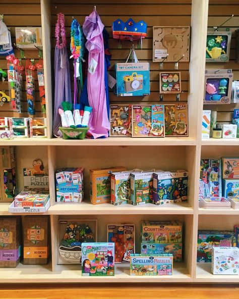 Toy Store Design Ideas, Toy Shop Aesthetic, Toy Store Aesthetic, Toy Store Interior, Toy Store Display, Toy Boutique, Toy Shop Display, Charity Shop Display Ideas, Toy Store Design