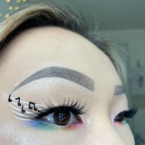 IB: @pinkishpiendel on IG Simple cute music note graphic liner makeup look with rainbow eyeshadow Music Note Eyeliner, Music Inspired Makeup, Music Makeup Looks, Music Notes Makeup, Music Note Makeup, Easy Creative Eye Makeup, Cute Graphic Eyeliner, Rock And Roll Makeup, Simple Graphic Liner