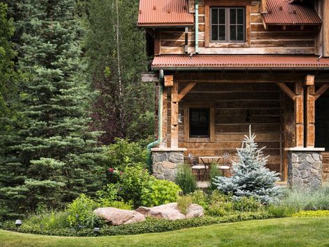 Colorado Landscaping, Cabin Landscape, Farm Landscaping, Evergreen Landscape, Rustic Landscaping, Log Planter, Landscaping With Boulders, Rustic Exterior, Hillside Landscaping