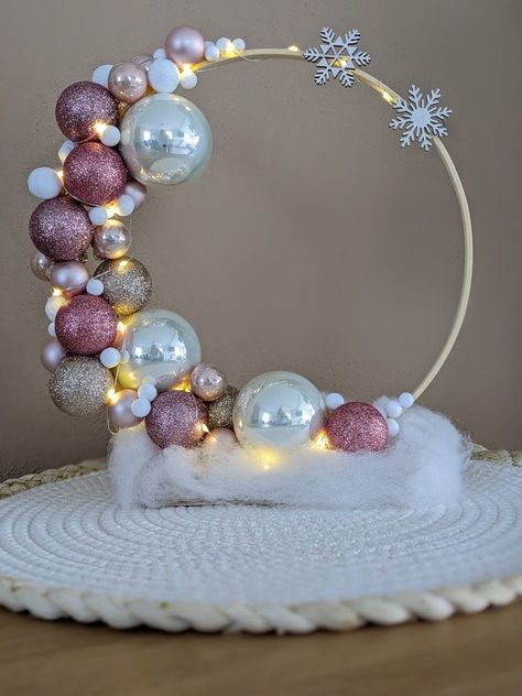 Holahoop Crafts, Christmas Ring Decoration Diy, Christmas Ball Crafts, Christmas Ring Decoration, Christmas Crafts Diy Gifts, Sweet 16 Centerpieces, Bad Gifts, Centerpiece Craft, Christmas Things To Do