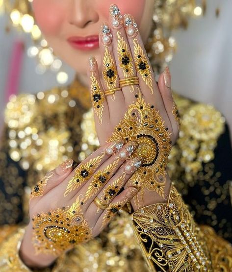 Fancy Mehndi Designs Henna Hands, Henna 2024, Gold Henna Designs, Henna Pengantin, Henna Makeup, Glitter Henna, Eid 2024, Gold Henna, Leg Jewelry