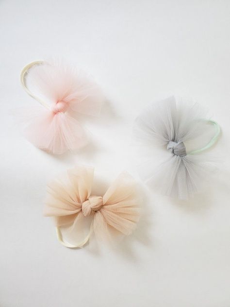 Diy Tulle Poms, Diy Baby Bows Headbands, Diy Baby Bows, Diy Tulle, Girls Hair Bows Diy, Diy Hair Scrunchies, Diy Hair Accessories Ribbon, Wholesale Hair Accessories, Tulle Bow