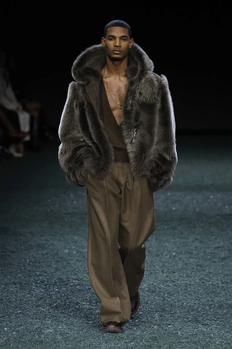 Fur Coat Men Aesthetic, Man Winter Outfits, Men Fur Coat Outfit, Mens Winter Fashion 2024, Fur Coats Men, Winter Outfits Inspo 2024, Fur Outfit Men, Wool Coat Aesthetic, Men’s Runway