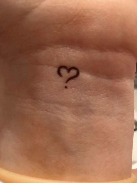 Things Draw On Your Hand, Hand Stick N Poke Tattoo, Cute Easy Hand Tattoos, Cute Drawings On Hand, Easy Finger Tattoos, Drawing On Hand Ideas, Tattoo Ideas Easy, Henna Doodles, Hanna Tattoo