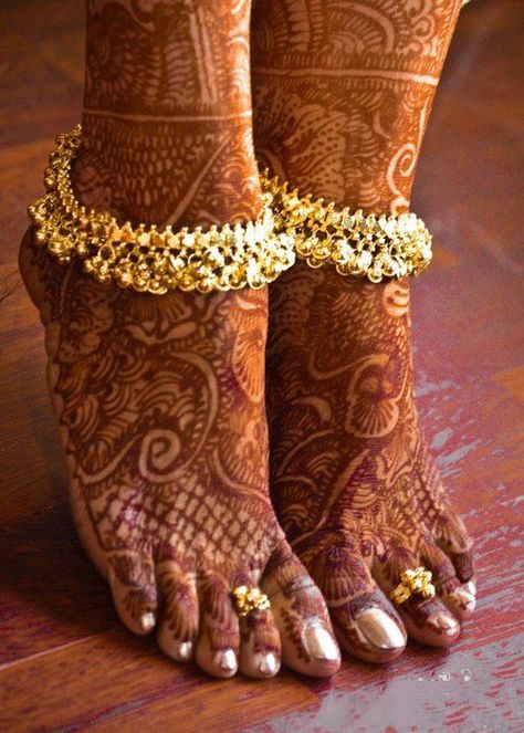 Fashion wheels have turned around and many Indian Accessories have made a stunning comeback. Here are 5 types of toe ring women should try. Nostalgia Photography, Becca Highlighter, Bridal Anklet, Indian Accessories, Barefoot Sandal, Anklet Designs, Desi Wedding, Jewelry Essentials, Indian Wedding Photography