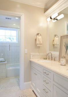 Neutral bathroom paint color “Benjamin Moore Berber White 955″ AND love the neutral floor tile Casa Country, Beige Tile, Beige Bathroom, Bad Inspiration, Bathroom Paint Colors, Favorite Paint Colors, Best Paint Colors, Subway Tiles, Wall Paint Colors