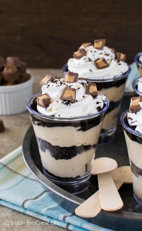 No Bake Peanut Butter Fudge Cheesecake Parfaits - easy little treats full of peanut butter and cookie goodness. Great mini dessert recipe! No Bake Peanut Butter Fudge, Fudge Cheesecake, Cheesecake Parfait Recipes, Breakfast Parfait Recipes, Jar Desserts, Mini Dessert Recipes, Mason Jar Desserts, Dessert Cups Recipes, Cheesecake Parfaits