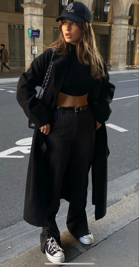 Wide Leg Trousers Outfit Street Style, Wide Leg Fashion Outfit, How To Style Black Trench Coat, Black Outfits 2023, Black Wide Leg Outfit, Stripped Trousers Outfit, Stripped Trouser, How To Style Black Converse, Fitted Trousers Outfit