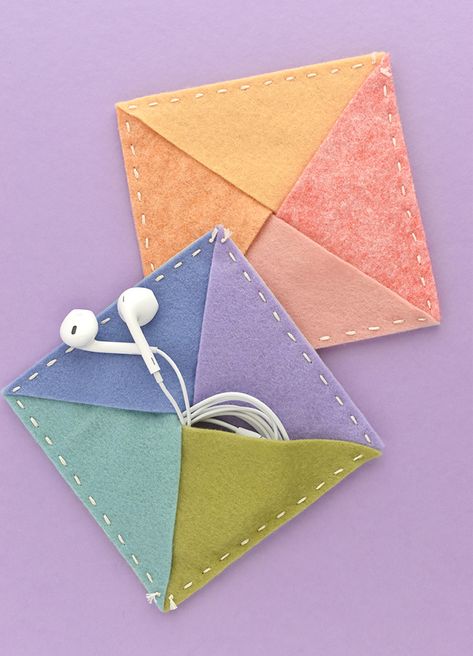 Simple Stitched Felt Triangle Pouch | Handmade Charlotte Easy Kids Sewing Projects, Triangle Pouch, Hand Sewing Projects, Pouch Handmade, Felt Pouch, Handmade Charlotte, Felt Crafts Diy, Felt Gifts, Work Diy