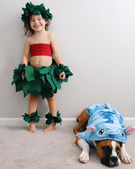 Ohana means family 💚 This is our second DIY Halloween costume! All you need is lots of green felt paper for the leaves, red cloth for the… Cute Dog Halloween Costumes, Aesthetic Future, Puppy Halloween Costumes, Diy Fantasia, First Halloween Costumes, Pregnant Halloween Costumes, Matching Halloween Costumes, Halloween Coustumes, Baby First Halloween