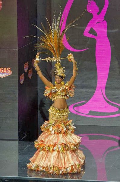 5th Place: Miss Dominican Republic Yaritza Reyes--Dominican Caribbean Goddess in iridescent golden peach. Yaritza is spectacular in this cos... Miss Dominican Republic, Miss Universe Costumes, Country Costumes, Miss Universe National Costume, Miss Universe 2013, Transformer Costume, Pageant Costumes, Costumes Around The World, Afro Latina