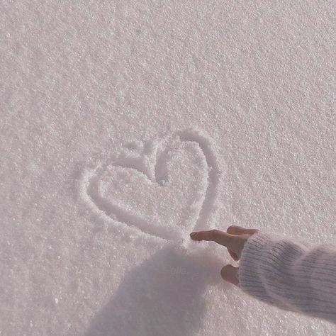 #aesthetic #softaesthetic #white #heart #snow #trendy #winter #simple ———————————————————————————— (not my picture <3) متحف فني, Christmas Aesthetic Wallpaper, 背景 シンプル, Korean Aesthetic, Winter Pictures, Black And White Aesthetic, Aesthetic Colors, Aesthetic Gif, Winter Aesthetic