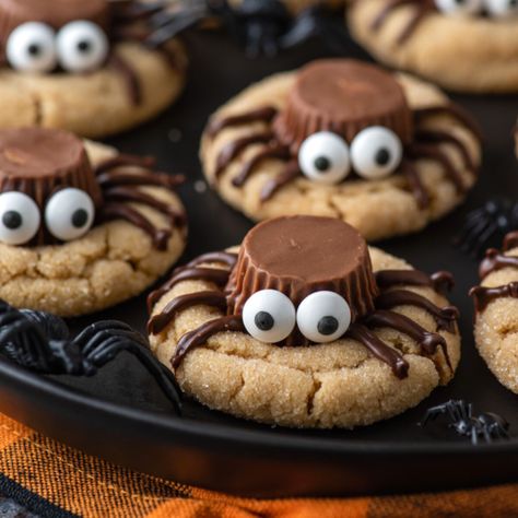 Soft and chewy peanut butter cookies topped with Reese's, melted chocolate, and candy eyes, these peanut butter spider cookies are both easy and fun to make. The perfect Halloween dessert for your next party! Spider Cookies Halloween, Peanut Butter Spider Cookies, Reeses Cookies, Easy Halloween Cookies, Candy Eyes, Cream Cheese Bars, Spider Cookies, Chewy Peanut Butter Cookies, Halloween Dessert