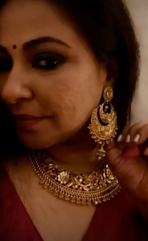 Bengali Choker Necklace, Bengali Bridal Jewellery Gold, Bride Images, Bengali Jewellery, Gold Earing, Vintage Indian Jewelry, Bridal Jewels, Choker Necklace Designs, Bridal Jewellery Design