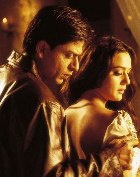 Shahrukh Khan and Preity Zinta - Veer-Zaara (2004) Veer Zaara, Pretty Zinta, Shah Rukh Khan Movies, Srk Movies, Vintage Bollywood Aesthetic, 90s Bollywood Aesthetic, Preity Zinta, 90s Bollywood, Bollywood Couples