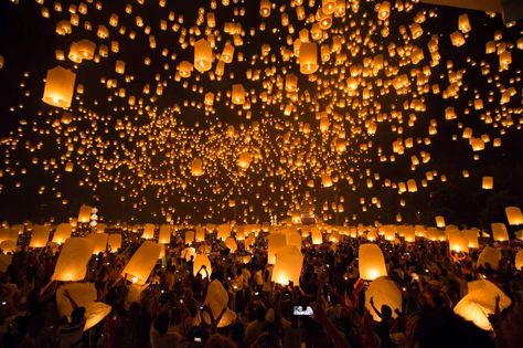 Rise Festival! Floating Lanterns, Sea Wedding, Sky Lanterns, Lantern Festival, World Pictures, Travel Beauty, Festival Lights, Chiang Mai, Cruises