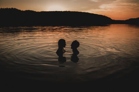 Dreamy Sunset Engagement in the Lake Lake Night Aesthetic Couple, Into The Tide Laura Pavlov, Canadian Cottage, Lake Couple, Genshin Dr, Powerless Series, Pleasing Photos, Lake Love, Canadian Lakes