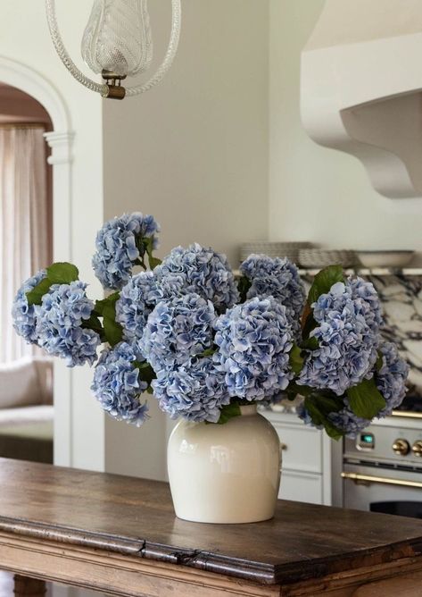 Blue Hydrangea In Vase, Faux Hydrangeas In Vase, Blue Vase Flower Arrangements, Blue Hydrangea Flower Arrangements, Blue Hydrangea Arrangements, Blue Hydrangea Aesthetic, Nancy Meyers Wedding Aesthetic, Hydrangea Bouquet In Vase, Hydrangea Aesthetic