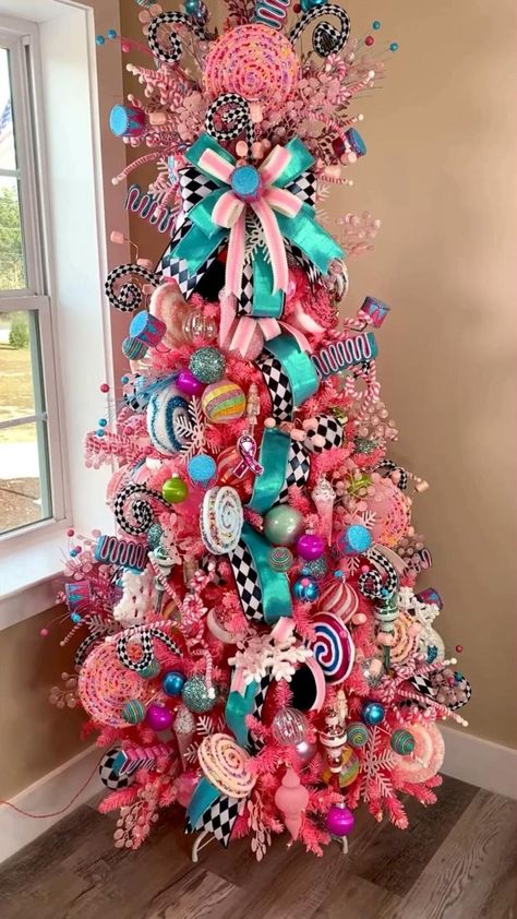 Christmas Tree Idea, Candy Christmas Tree, Christmas Decorations Outdoor, Whimsical Christmas Trees, Christmas Tree Candy, Christmas Tree Decorating Themes, Christmas Tree Decorations Diy, Christmas Themes Decorations, Christmas Tree Inspiration