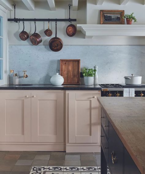 Pink kitchens have become as classic as gray kitchens. Choosing Setting Plaster for your kitchen, whether it's on the cabinets or on the walls, leans into that ever-growing kitchen trend to make these feel like softer and more welcoming spaces. I've seen this muted pink paint work with so many different kitchen styles too. Pair it with wooden worktops and Shaker cabinets for a country, farmhouse kitchen. Image credit: Farrow & Ball Setting Plaster Farrow And Ball, Fabuwood Kitchen Cabinets, Fabuwood Kitchen, Relaxing Kitchen, Top Kitchen Colors, Setting Plaster, Kitchen Color Trends, Wooden Worktops, Kitchen Aesthetic