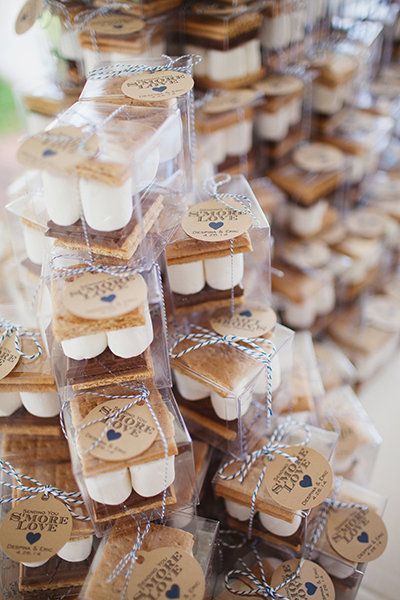 Wedding Souvenirs For Guests, Different Wedding Ideas, Creative Wedding Favors, Cheap Favors, Summer Bridal Showers, Outdoor Fall Wedding, Best Wedding Favors, Wedding Favors Fall, Wedding Favors Cheap