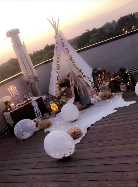 Terrace Date Decoration Ideas, Date Decoration Ideas, Picnic Romantico, Rooftop Decor, Slumber Party Decorations, Picnic Dinner, Dream Dates, Birthday Room Decorations, Terrace Decor