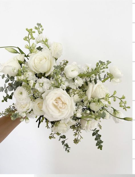 Ivory Floral Bouquet, Cream And White Flowers Wedding, Rustic White Bridal Bouquet, Minimalist White Wedding Florals, White Wedding Flowers Hydrangeas, White Cream Bouquet, Bridal Bouquet Bohemian, All White Flower Arrangements Wedding, Basic Bridal Bouquet