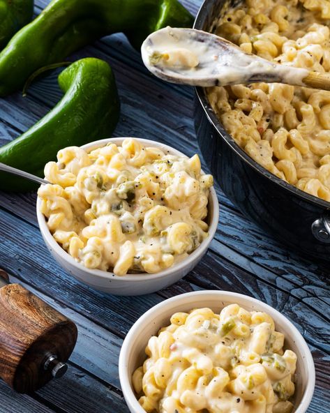 Creamy Hatch Chile Mac and Cheese - Chiles and Smoke Chile Mac And Cheese, Chile Mac, Hatch Chile Recipes, Hatch Chili, Chili Mac And Cheese, Chile Recipes, Smoked Gouda Cheese, Chili Mac, Hatch Chile