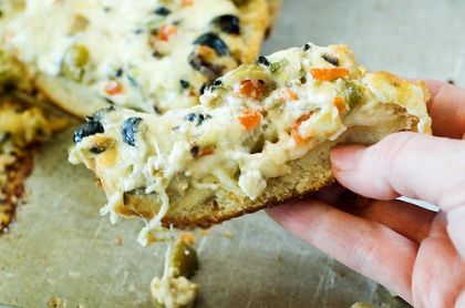 !!!!Olive Cheese Bread from The Pioneer Woman.   You have to love olives, but if you do this is addictive! Olive Cheese Bread, Bread With Cheese, Olive Bread, Cloud Bread, Cheese Bread, Pioneer Woman, Food Printables, Yummy Appetizers, Naan