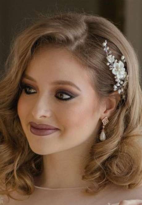 Beautiful Bridal Hairstyles For Short Hair Bridal Hairstyles For Short Hair, Short Bridal Hair, Formal Hairstyles For Short Hair, Short Hair Bride, Quince Hairstyles With Crown, Mother Of The Bride Hair, How To Curl Short Hair, Quince Hairstyles, Hair Twist Styles