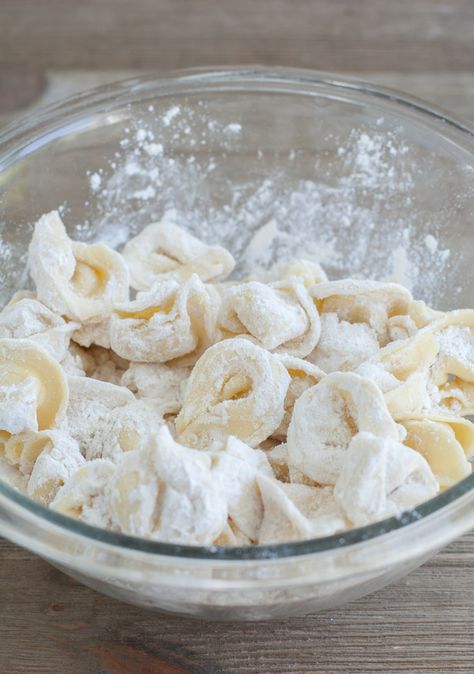 Pan Fried Tortellini, Fried Tortellini, Tortellini Recipes, Tortellini, Fryer Recipes, Marinara, Bread Crumbs, Deep Fried, Coconut Flakes