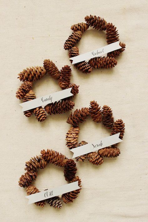 Holiday Place Cards, Mini Pine Cones, Pinecone Wreath, Pine Cone Crafts, Noel Christmas, Holiday Inspiration, Scandinavian Christmas, Christmas Love, Christmas Inspiration