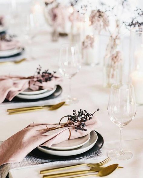 Hampton Event Hire auf Instagram: „Beautiful blush, gold and charcoal tones in this romantic table setting by @ruby_and_james Mauve Wedding Colors, Elegant Table Decorations, Table Rose, Rustic Wedding Decorations, Mauve Wedding, Tafel Decor, Romantic Table, Wedding Table Decorations, Wedding Table Settings