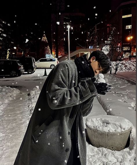 Korea Winter Fashion Men, Asia Men Fashion, Men Winter Photoshoot, Christmas Guy Aesthetic, Korea Winter Outfit Men, Snowy Winter Outfits Men, Winter Photoshoot Ideas Men, Guy Instagram Pictures Aesthetic, Christmas Boy Aesthetic